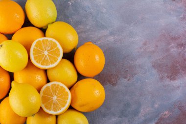 Gri arka planda taze sarı limonlar 