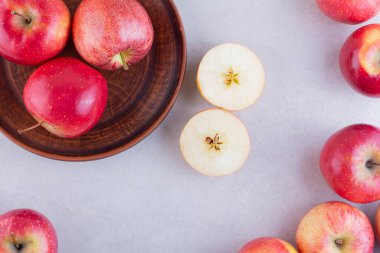 Gri arkaplanda taze olgun elmalar.