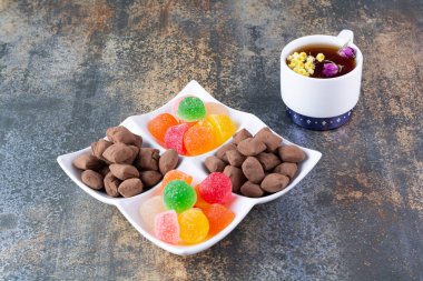 Gri masa arkaplanındaki renkli şekerler