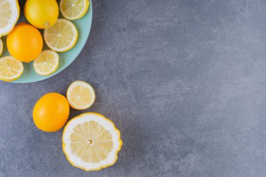 Gri arka planda taze sarı limonlar 