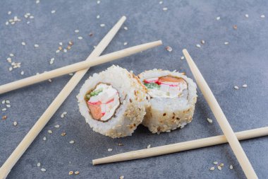 Suşi gri bir arka planda. en üstteki görünüm. 