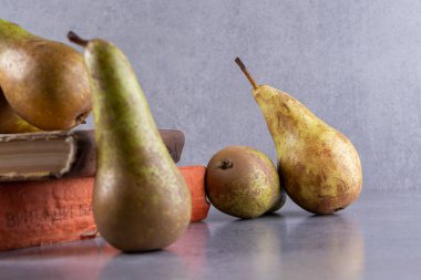 Gri arka planda taze olgun armutlar