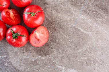 Mutfak masasında taze domatesler. 