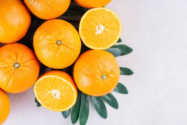 Mutfak masasında taze portakallar, sağlıklı beslenme konsepti.