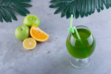 Taze narenciye ve meyve suyu. Metin için boş alan.