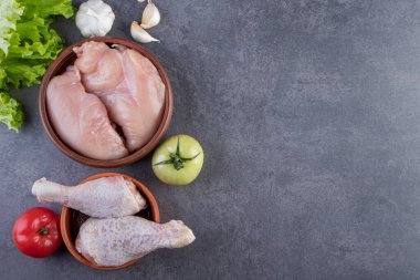 Pişirmek için malzemeli çiğ tavuk eti.