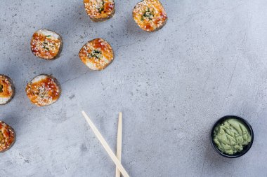 Suşi ruloları. Geleneksel Asya yemekleri konsepti