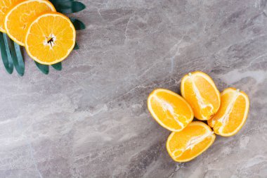 Mutfak masasında taze portakallar, sağlıklı beslenme konsepti.