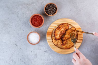 Mutfak masasında ızgara tavuk eti.