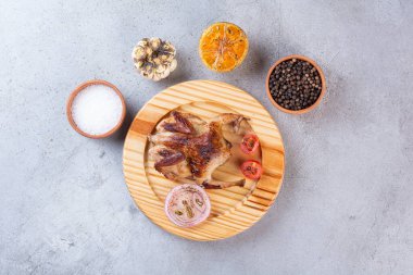 Sebze ve baharatlı ızgara tavuk eti.