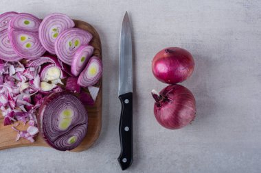 Mutfak masasında olgun organik soğanlar. 