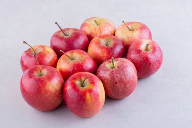 Gri arkaplanda kırmızı elmalar