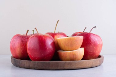 Gri arkaplanda kırmızı elmalar