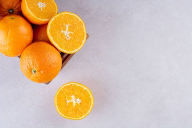 Açık gri arkaplanda taze portakallar. Boşluğu kopyala.