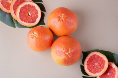 Gri mutfak arka planında taze greyfurtlar..