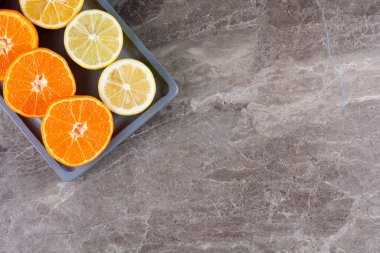 Gri arka planda taze meyveler