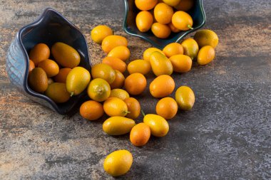 Mutfak masasında taze kumkatlar.