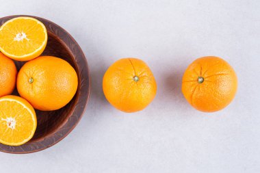 Mutfak masasında taze portakallar, sağlıklı beslenme konsepti.