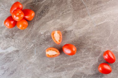 Mutfak masasında taze domatesler. 