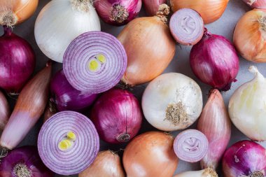 Mutfak masasında olgun organik soğanlar.