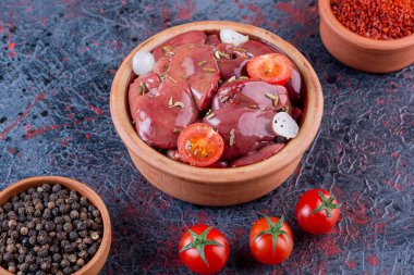 Mutfak masasında pişirmek için ham malzemeler.