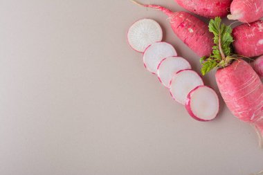 Mutfak masasında taze organik turplar.  