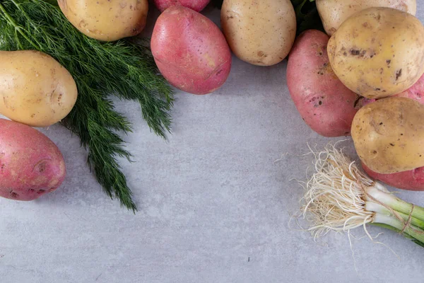 Frische Bio Kartoffeln Auf Grauem Hintergrund — Stockfoto