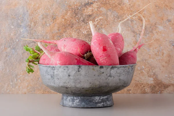 Frische Bio Radieschen Auf Dem Küchentisch — Stockfoto