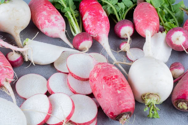 Frische Bio Radieschen Auf Dem Küchentisch — Stockfoto