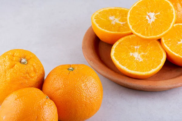 테이블 배경에 오렌지 — 스톡 사진