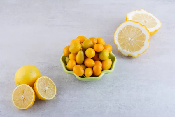 灰色の背景に新鮮な熟した果実 — ストック写真