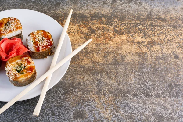 アボカドと箸で巻き寿司 — ストック写真
