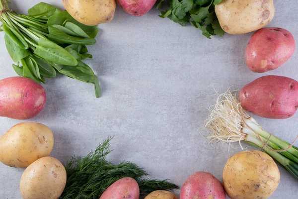 Frische Bio Kartoffeln Auf Grauem Hintergrund — Stockfoto