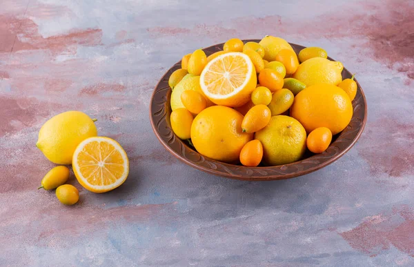 キッチンテーブルの上に新鮮な柑橘類 テキストのためのフリースペース — ストック写真
