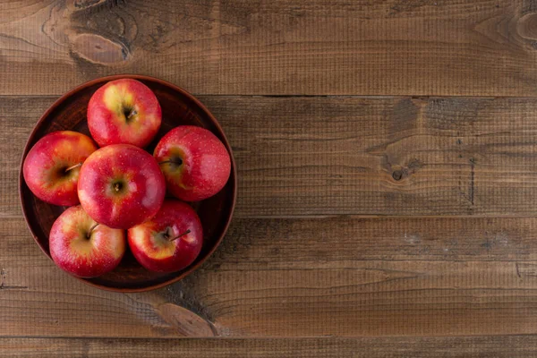 Rote Äpfel Auf Einem Hölzernen Hintergrund — Stockfoto