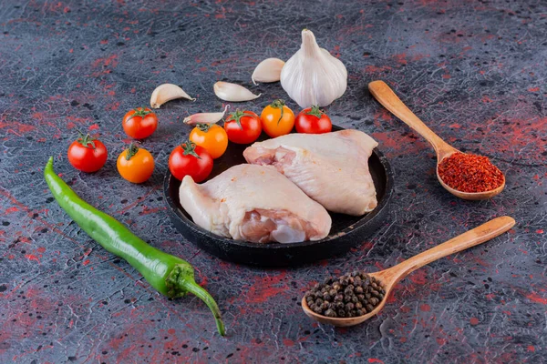 Carne Pollo Cruda Con Ingredientes Para Cocinar — Foto de Stock