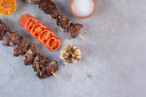 Deliziosa Carne Alla Griglia Con Spezie Sul Tavolo — Foto Stock