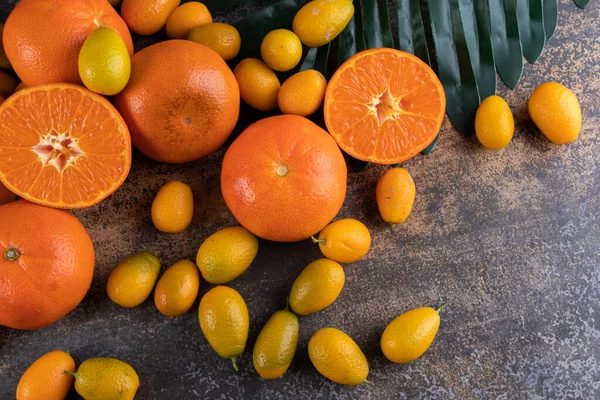 Kumquat Freschi Maturi Mandarini Sfondo Grigio — Foto Stock