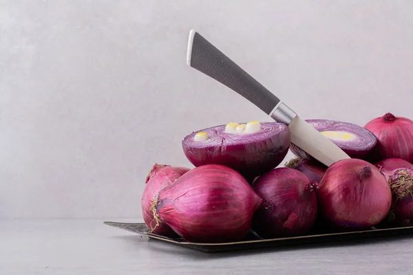 Cebollas Rojas Sobre Fondo Mesa Cocina — Foto de Stock