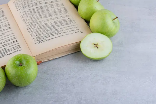 Manzanas Verdes Libro Sobre Fondo Mesa Gris — Foto de Stock