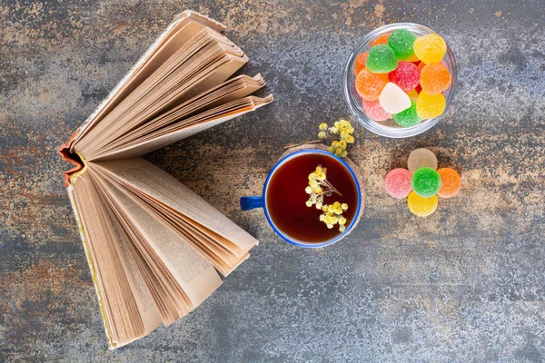 Leckere Bonbons Und Kräutertee Auf Dem Küchentisch — Stockfoto