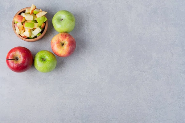 Manzanas Frescas Maduras Sobre Fondo Gris — Foto de Stock