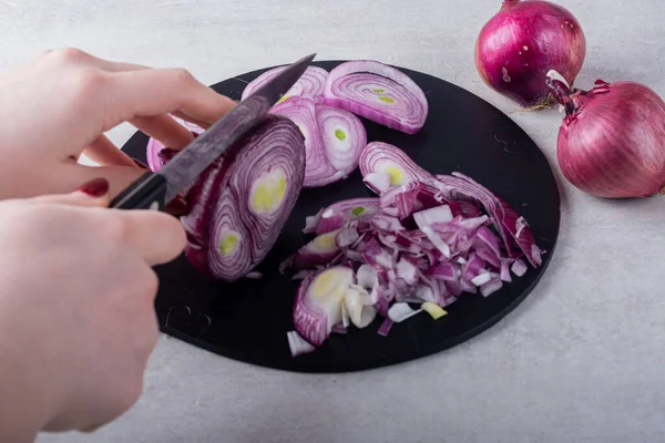 Frau Schneidet Zwiebel Mit Messer Auf Grauem Hintergrund — Stockfoto