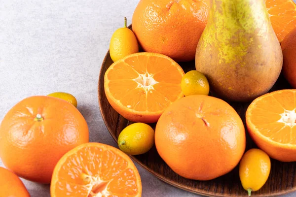 Peras Frescas Maduras Kumquats Mandarinas Sobre Fondo Gris —  Fotos de Stock