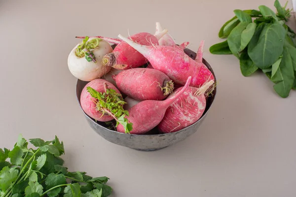 Frische Bio Radieschen Auf Dem Küchentisch — Stockfoto