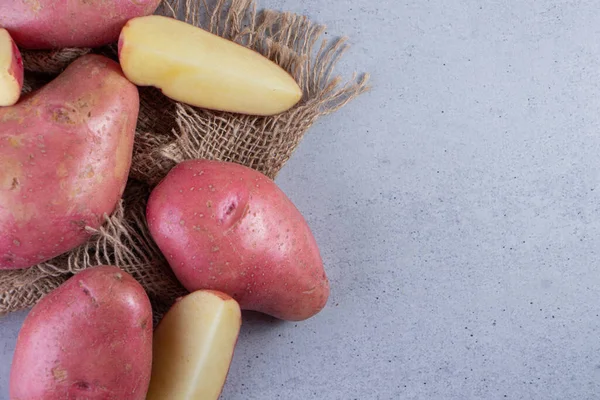 Frische Bio Kartoffeln Auf Grauem Hintergrund — Stockfoto