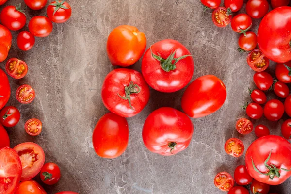 キッチンテーブルの上の新鮮な熟したトマト背景 — ストック写真