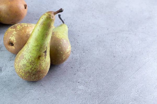 Gri arka planda taze armutlar