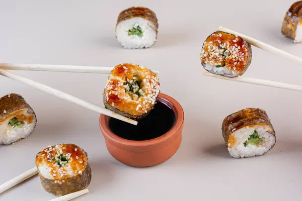 Pyszne Sushi Tradycyjna Azjatycka Koncepcja Żywności — Zdjęcie stockowe