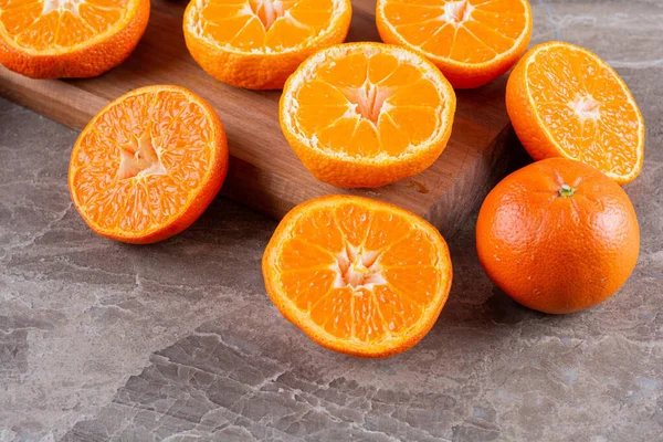 Naranjas Frescas Maduras Sobre Una Mesa Gris —  Fotos de Stock